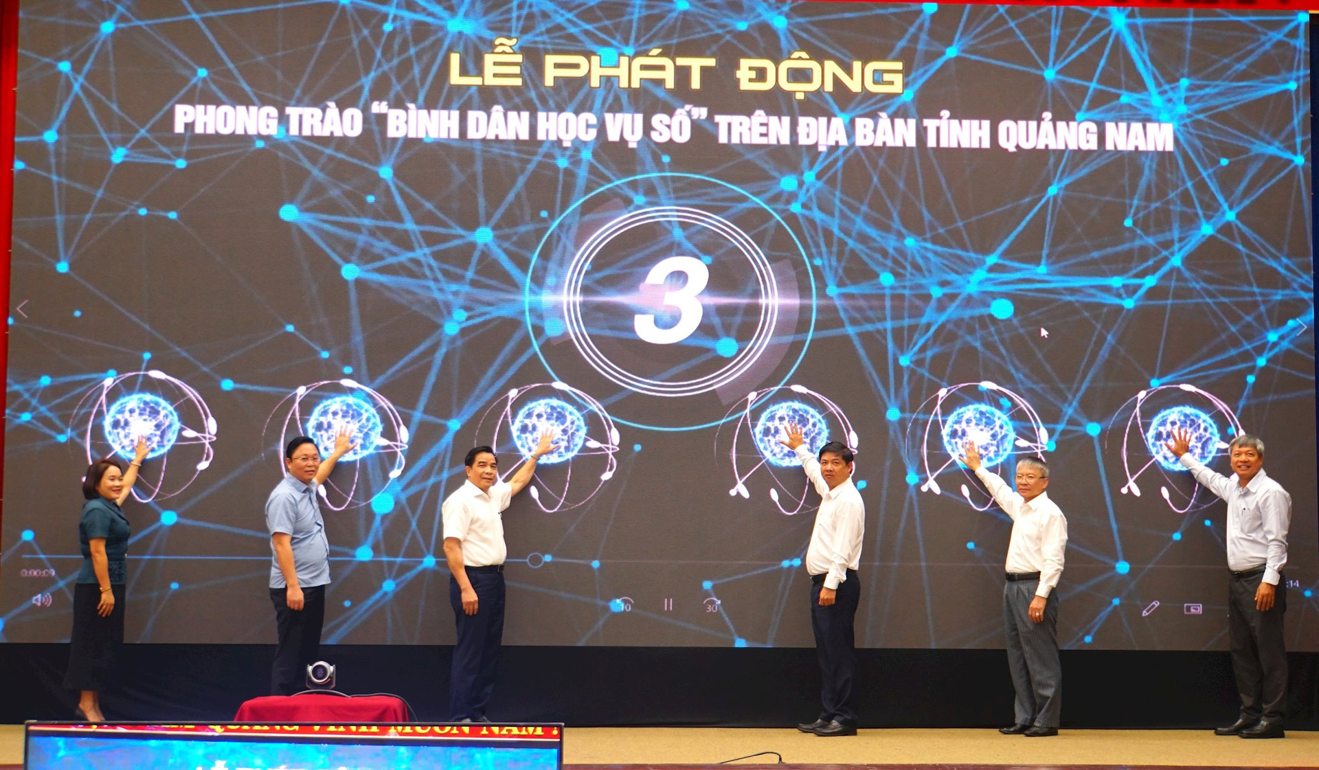 Khởi động chương trình Bình dân học vụ số - Quảng Nam vững bước trong kỷ nguyên số